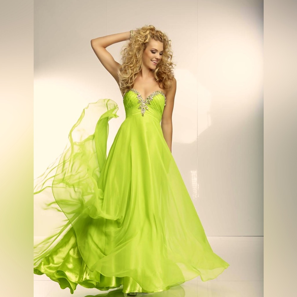 Mori Lee dress size medium. Beautiful never worn.